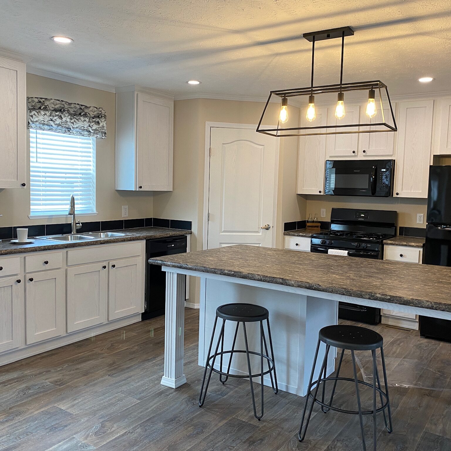 MHE BartonII 3 BR 28x48 Staged -2024 (10)
